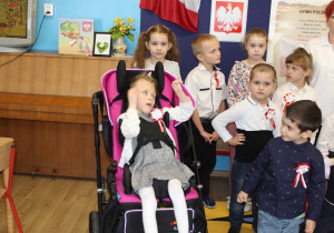Przedszkolaki śpiewają hymn Polski 4