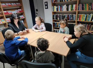 Listopadowe czytanie "Bajek-Pomagajek" w Bibliotece