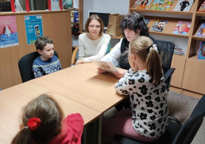 Dzieci słuchają bajkę czytaną przez p. Ewę 2