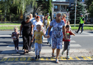 Nabywanie praktycznych umiejętności przechodzenia przez ulicę z sygnalizacją świetlną - na zdjęciu uczestnicy zajęcia