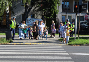 Nabywanie praktycznych umiejętności przechodzenia przez ulicę z sygnalizacją świetlną - na zdjęciu uczestnicy zajęcia