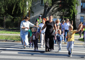 Nabywanie praktycznych umiejętności przechodzenia przez ulicę z sygnalizacją świetlną - na zdjęciu uczestnicy zajęcia