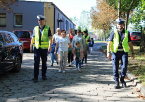 W drodze na pobliskie przejście dla pieszych - na zdjęciu uczestnicy zajęcia