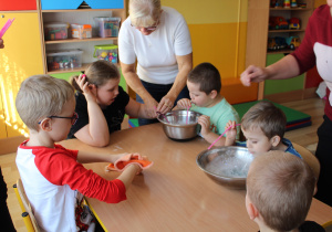 Zabawy z pianą - na zdjęciu przedszkolaki wraz z Paniami