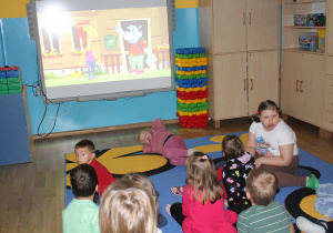 Przedszkolaki w trakcie oglądania bajki edukacyjnej