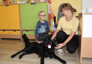 Kacper oswaja się z pieskiem - na zdjęciu z p. Ulą