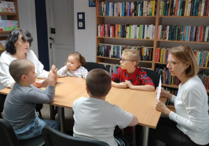 Czytanie bajki i oglądanie obrazków 2