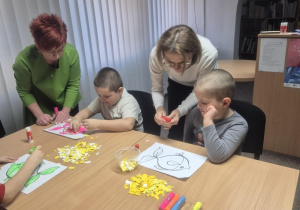 Tworzenie prac plastycznych przez Mikołaja i Krzysia