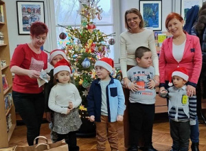 Kolorowa choinka w Miejskiej Bibliotece Publicznej