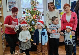 Dzieci i panie Ula, Iwonka i Ania przy choince