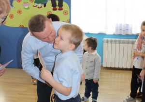 Wnuczęta wręczają Babciom i Dziadkom laurki