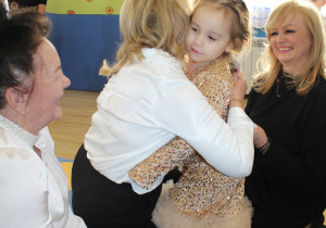 Wnuczęta wręczają Babciom i Dziadkom laurki
