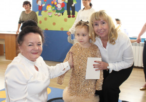 Wnuczęta wręczają Babciom i Dziadkom laurki