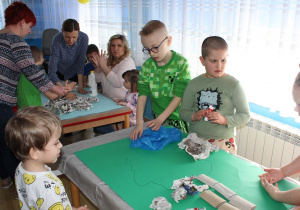 Dzieci wykonują pracę plastyczną 1