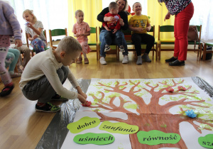 Kacper podczas tworzenia "drzewka przyjaźni"