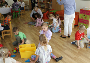 Wspólna zabawa przedszkolaków