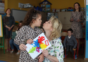 Dla Ciebie Mamo - na zdjęciu Julia wręcza laurkę swojej mamie