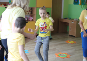 Na tropie zapylaczy - na zdjęciu przedszkolaki w trakcie zabawy muzyczno - ruchowej