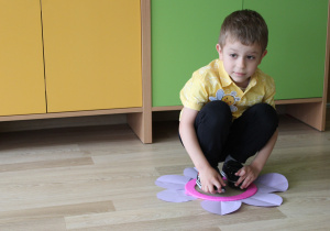Na tropie zapylaczy - na zdjęciu Boguś w trakcie zabawy muzyczno - ruchowej