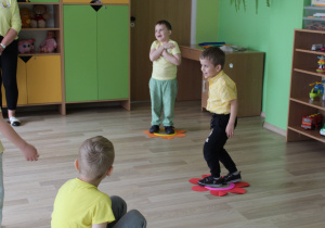 Na tropie zapylaczy - na zdjęciu przedszkolaki w trakcie zabawy muzyczno - ruchowej