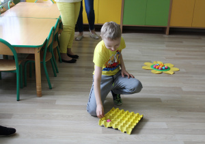 Na tropie zapylaczy - na zdjęciu Kacper pokonuje kolorowy tor przeszkód