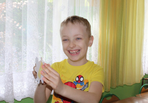 Na tropie zapylaczy - na zdjęciu Kacper odnajduje pszczółkę w sali