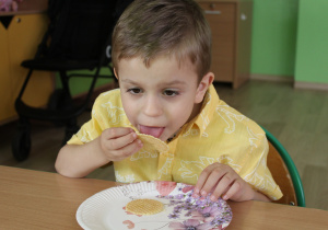 Na tropie zapylaczy - na zdjęciu degustacja miodu przez Bogusia