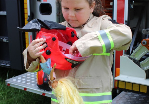 Julka prezentuje uniform strażaków