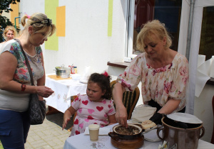 Julia z mamą kosztują chleb ze smalcem