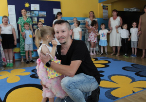 Martynka wręcza upominek Tatusiowi