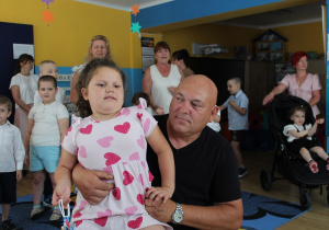 Julia wręcza upominek Tatusiowi