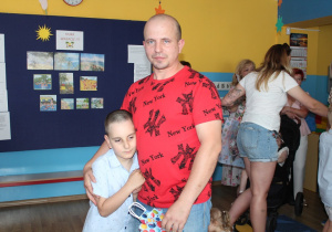 Danill wręcza upominek Tatusiowi