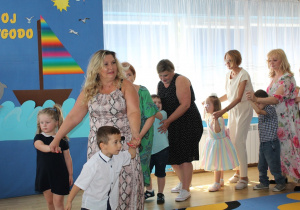 Pani Ania prowadzi pociąg przedszkolaków
