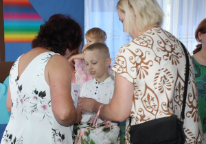 Pani dyrektor wręcza dyplom i nagrodę Kacprowi