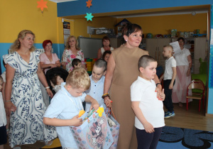 Pani Monika wręcza upominki Olkowi i Mikołajowi