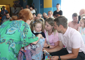 Pani Ula wręcza upominek Oliwce