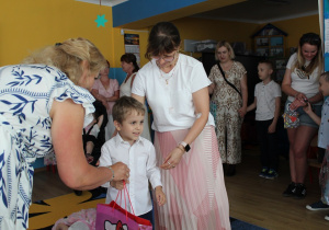 Pani Agnieszka wręcza upominek Bohdanowi
