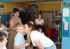 Oluś wręcza upominek Mamie dla Tatusia