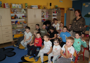 Sprzątanie świata - Dzieci oglądają bajkę edukacyjną