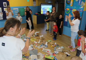 Sprzątanie świata - dzieci słuchają piosenki i klaszczą w dłonie.