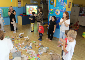 Sprzątanie świata - dzieci klaszczą w dłonie