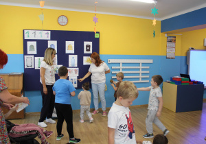 Sprzątanie świata - zajęcia w sali - Pani Ula prezentuje na tablicy, jakie odpady wyrzuca się do żółtego pojemnika.