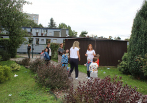 Sprzątanie świata - dzieci sprzątają teren wokół przedszkola.