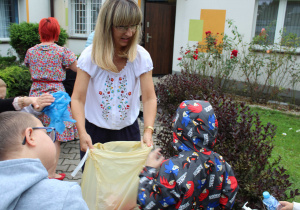 Sprzątanie świata - dzieci sprzątają teren wokół przedszkola