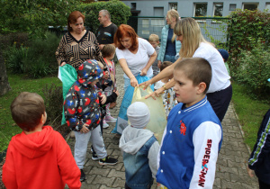 Sprzątanie świata - dzieci sprzątają teren wokół przedszkola