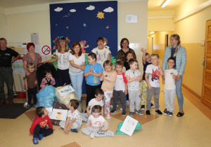 Sprzątanie świata - zdjęcie grupowe po skończonych zajęciach.