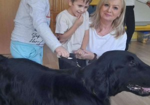 Zajęcia z dogoterapii - na zdjęciu Pani Małgosia, Krzysiu i Boguś z psem.