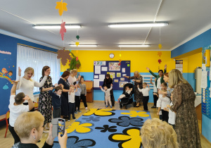 Część artystyczna - na zdjęciu przedszkolaki wraz z Paniami