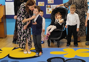 Część artystyczna - Kuba recytuje wiersz pod opieką Pani Ani