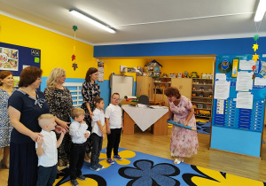 Pasowanie przedszkolaków - na zdjęciu Szymon, Michał, Mikołaj i Filip pod opieką Pani Asi, Małgosi i Ani